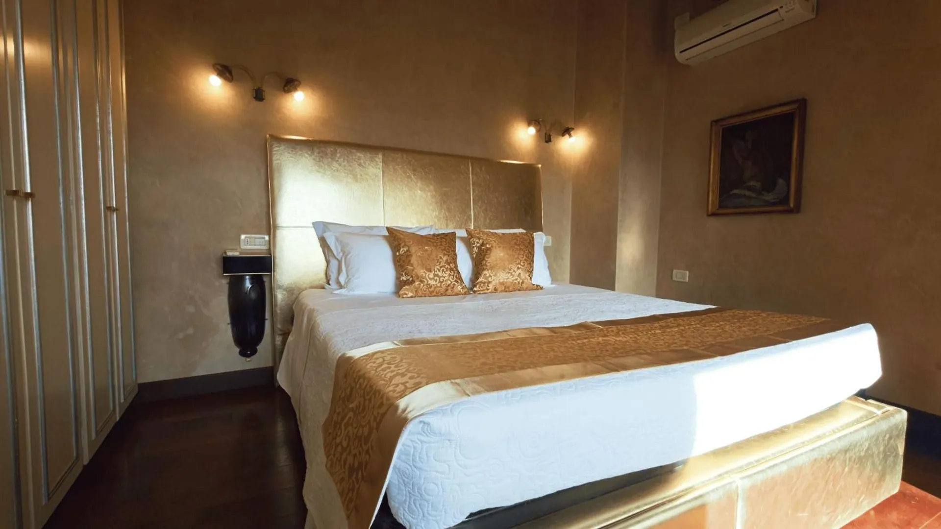 Opera Luxury Apartment Verona 0*,