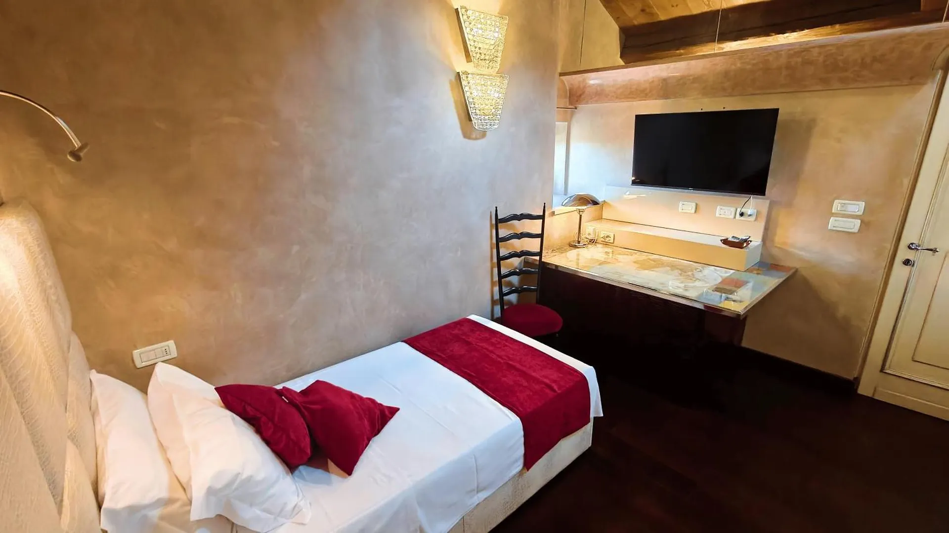 Opera Luxury Apartment Верона 0*,  Италия